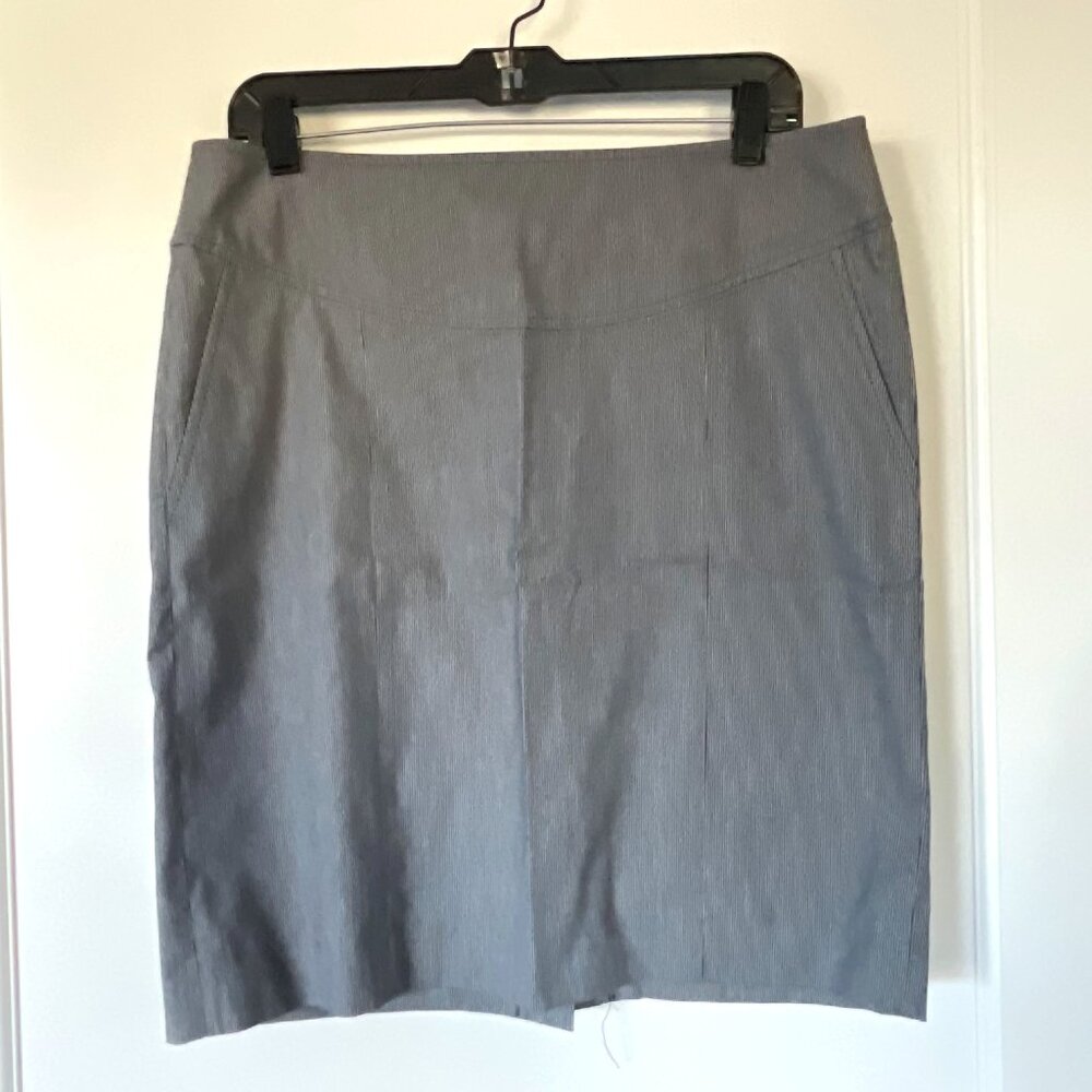 Banana Republic Fine-line Navy Skirt (size 12) - EUC